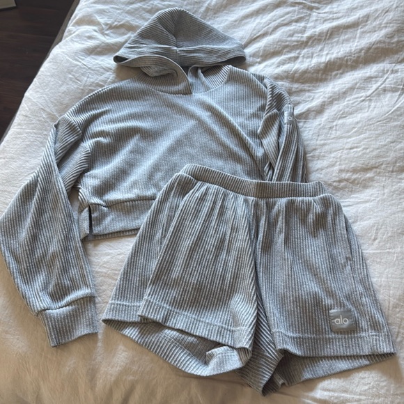 Alo cropped hoodie and shorts set grey - Picture 1 of 3